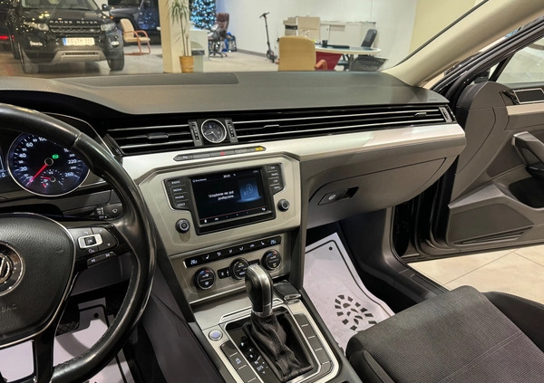Volkswagen Passat cena 49900 przebieg: 299000, rok produkcji 2016 z Ozimek małe 631